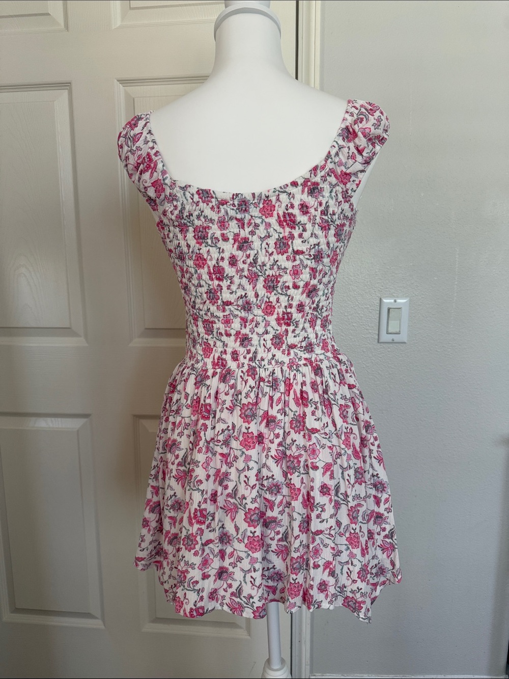 NWT Hollister White Dress with Pink Floral Print - Picture 6 of 6